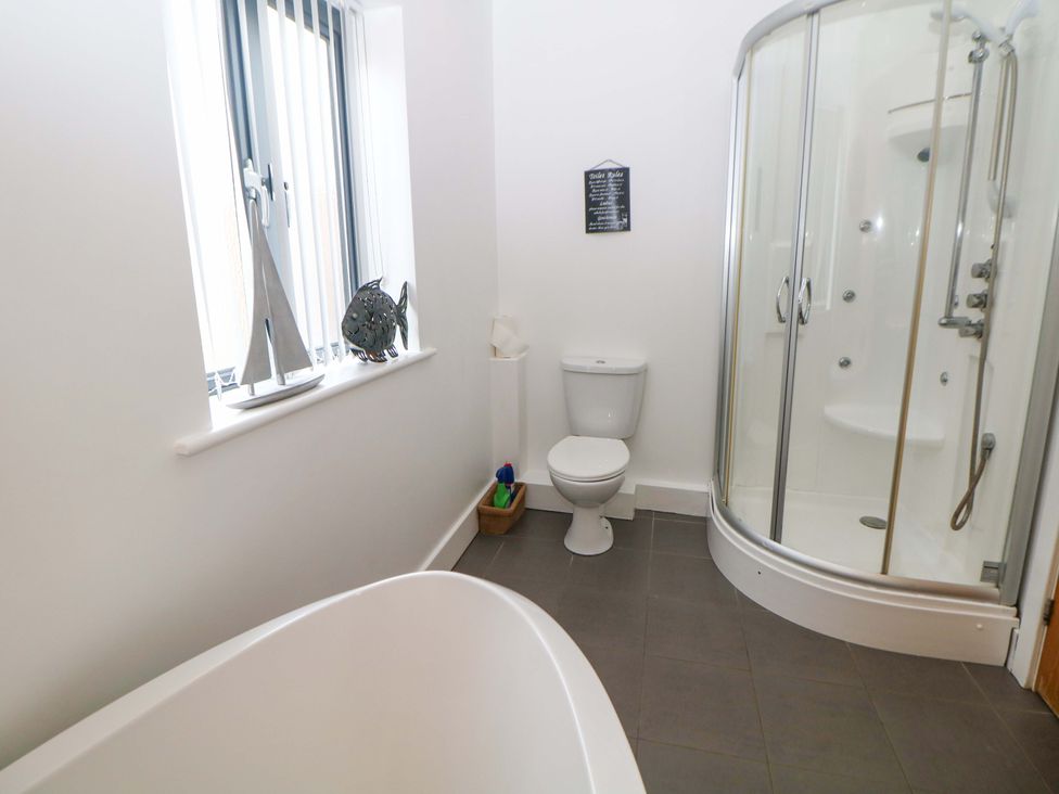 A bathroom featuring a shower, toilet, and bathtub at Highgate house 