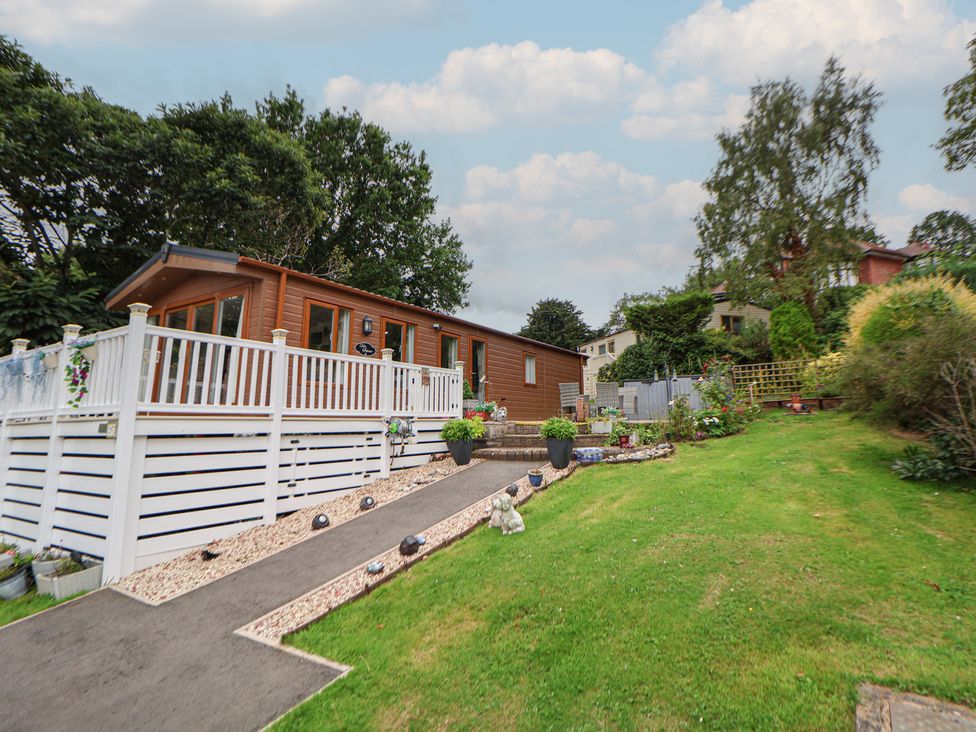 A cabin with a garden and pathway at 96 Ruthin