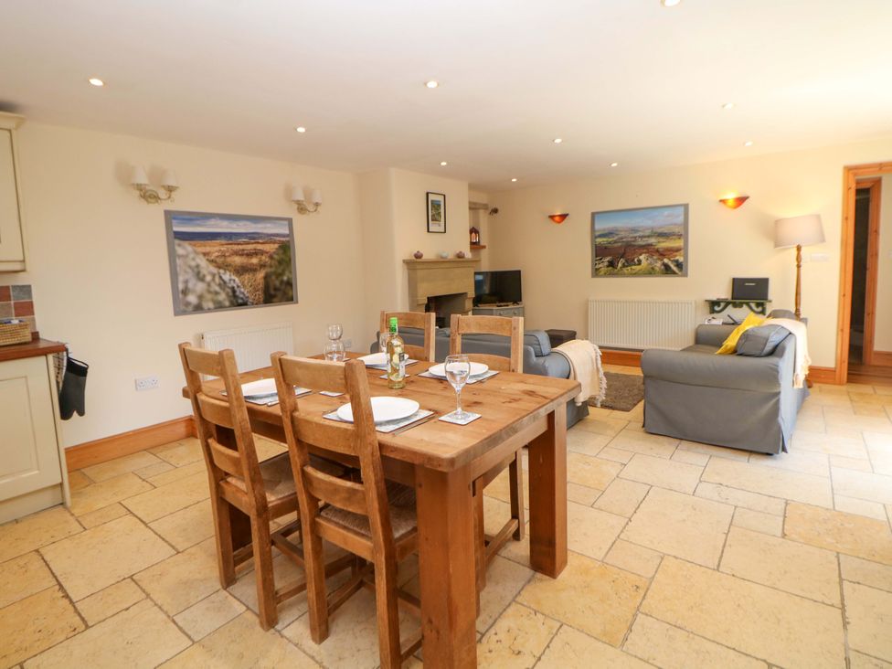 A dining room with table and chairs at Hollow Brook Cottage in Hope Valley