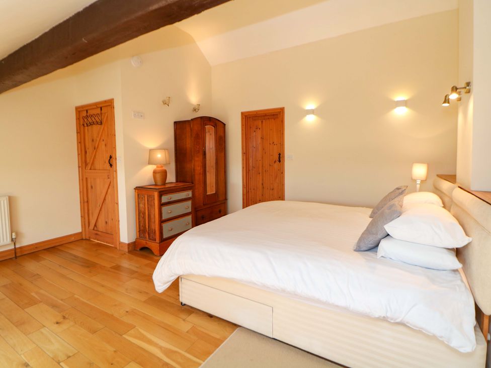 A bedroom with a bed and furniture at Hollow Brook Cottage in Hope Valley