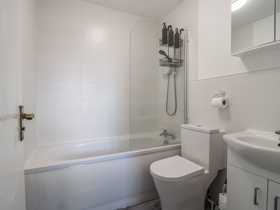 A bathroom with a bathtub, toilet, and sink at The Cosy View in Paignton