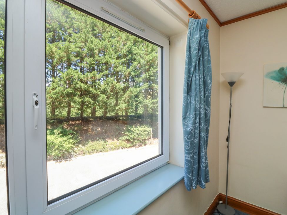 A room with a window and curtain at Sycamore in Newton Abbot