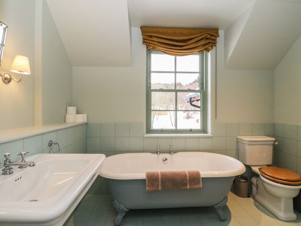 A bathroom with a bathtub, sink, and toilet at Schiehallion House in Pitlochry