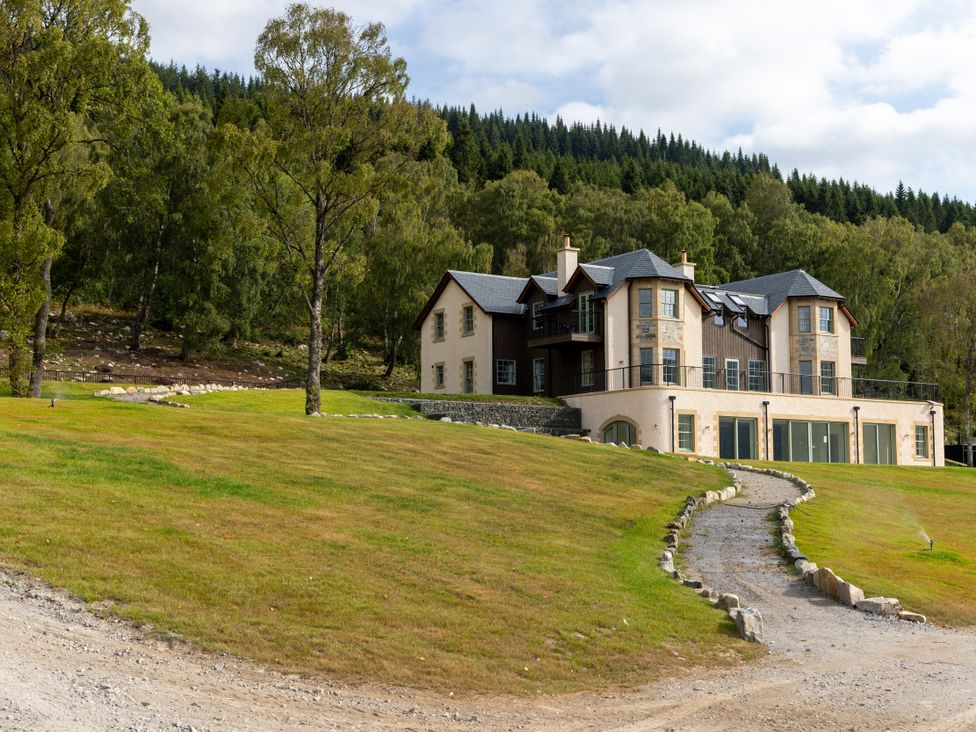 A house with a pathway and trees at Schiehallion House in Pitlochry