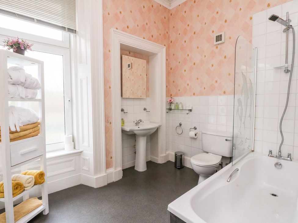 A bathroom with a bathtub, toilet, and washbasin at Seaview Wellness Retreat in Carnoustie