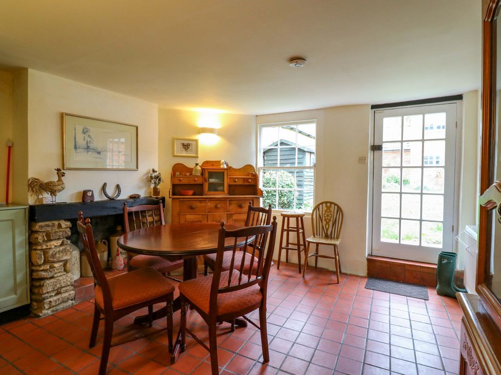 A dining room with a table and chairs at 118 High Street in Bedford