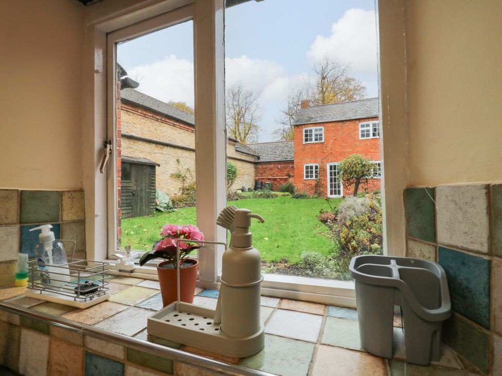 A kitchen with a view of the garden at 118 High Street in Bedford