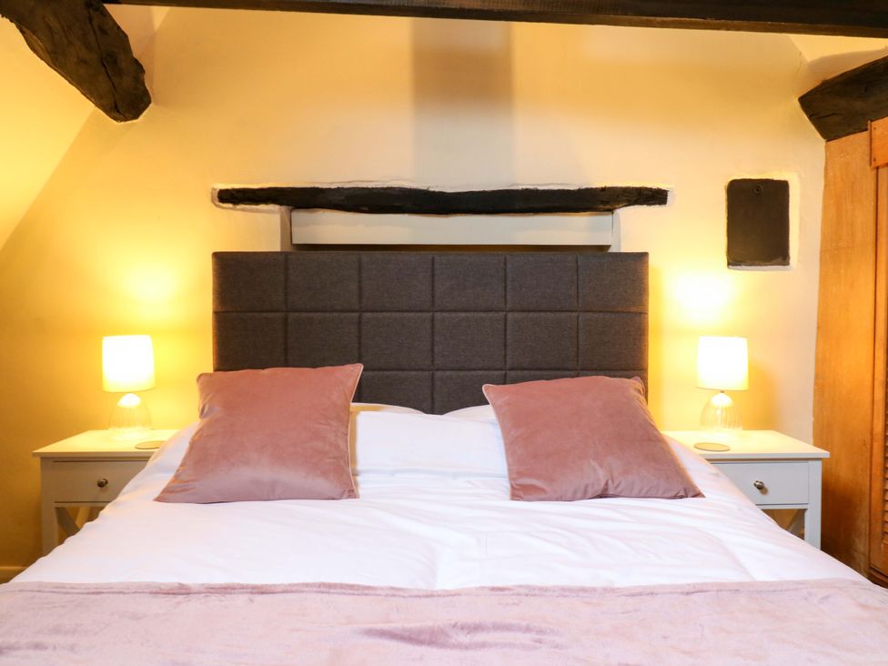 A bedroom with a bed and lamps at 118 High Street, Bedford