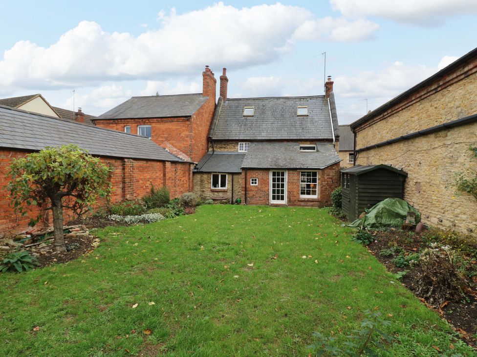 A garden with a house and shed at 118 High Street Bedford