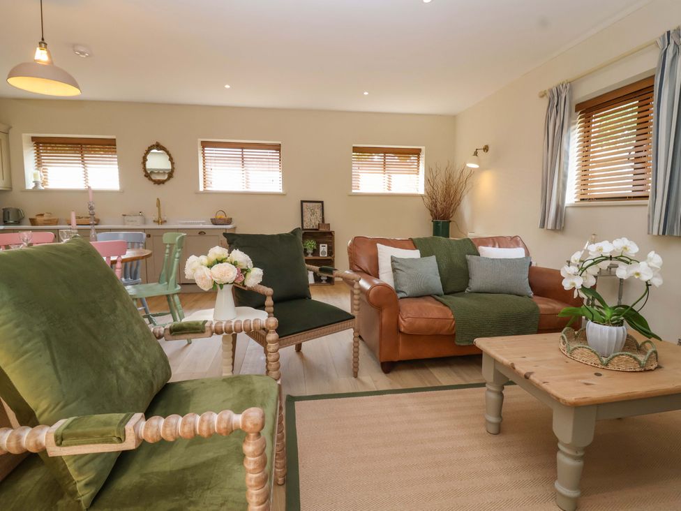 A living room with seating and a coffee table at The Annex in Burford