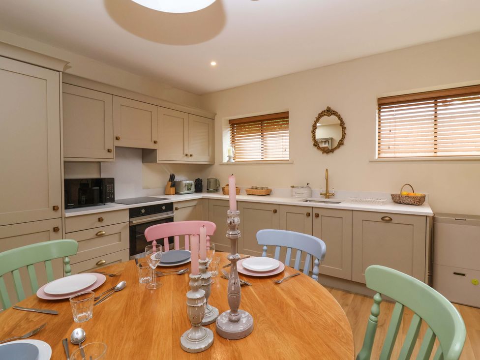 A kitchen with a dining table and chairs at The Annex in Burford