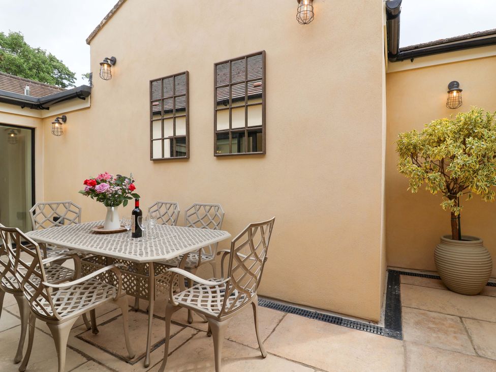 An outdoor dining area with a table and chairs at The Annex in Burford