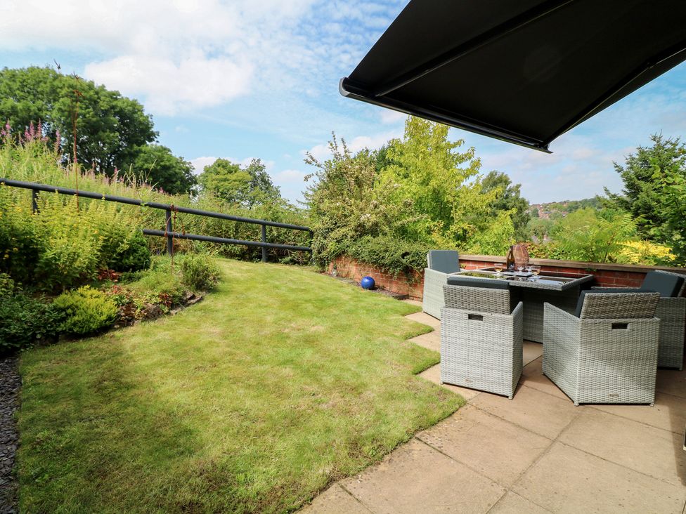 A garden with grass and an outdoor dining set at No 39 Ashbourne