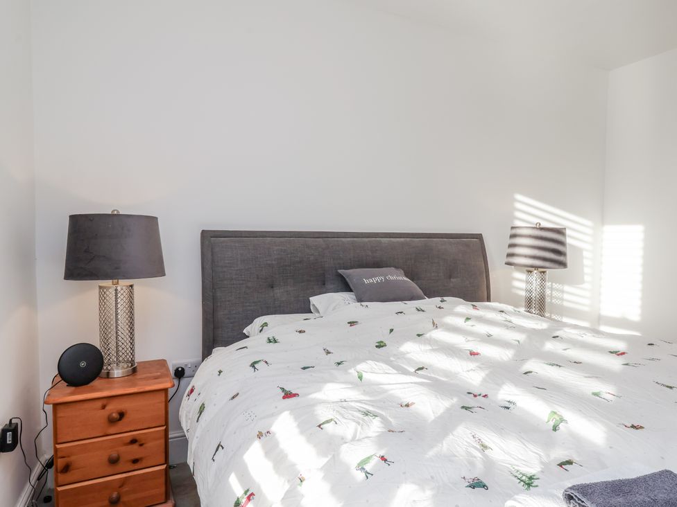 A bedroom with a bed and bedside lamps at 1 Castle Terrace