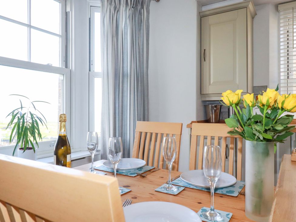 A dining room with a table and chairs at Tradewinds in Newquay