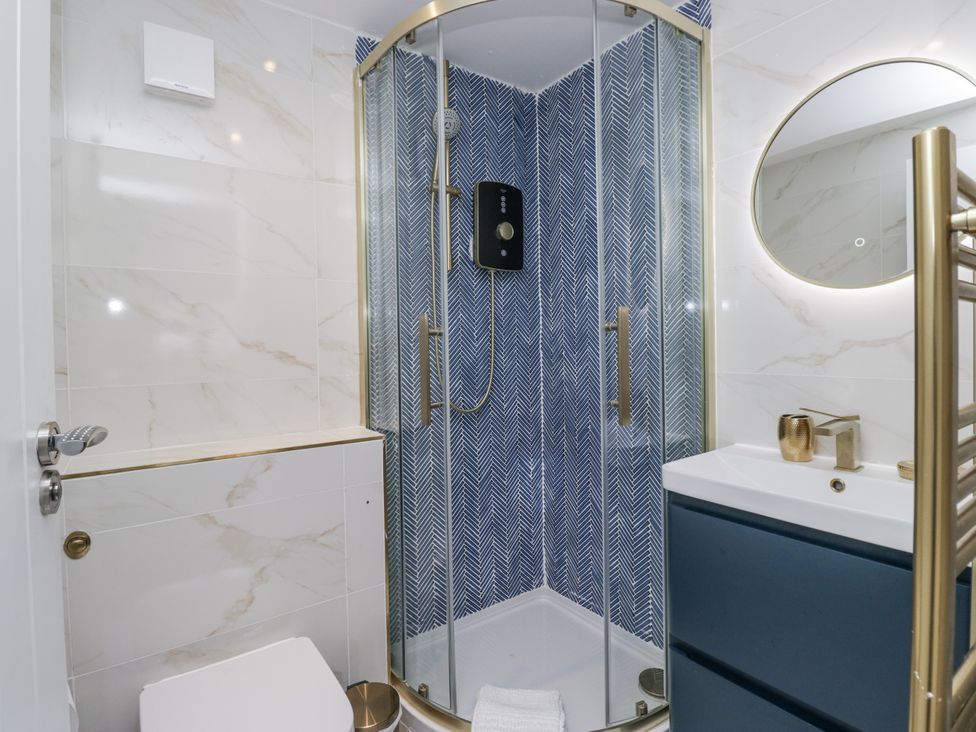 A bathroom featuring a shower, toilet, and sink at Aspen Boutique