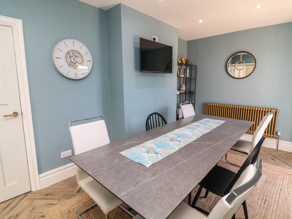 A dining room with a table and chairs at 54 George Street in Mablethorpe