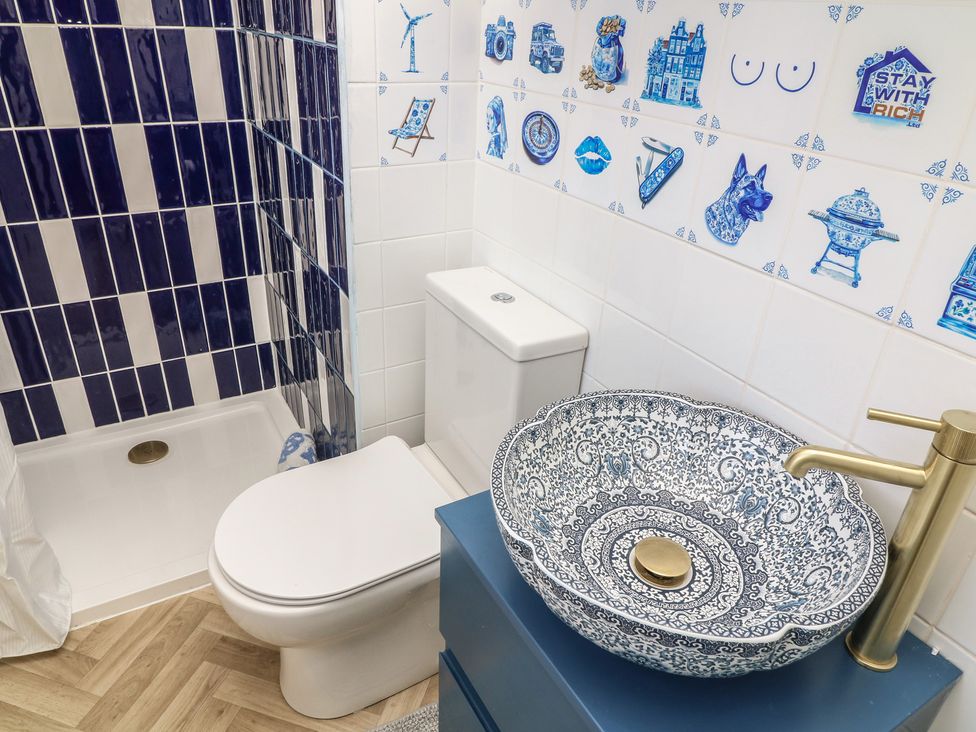 A bathroom with a toilet, sink, and shower at 54 George Street in Mablethorpe