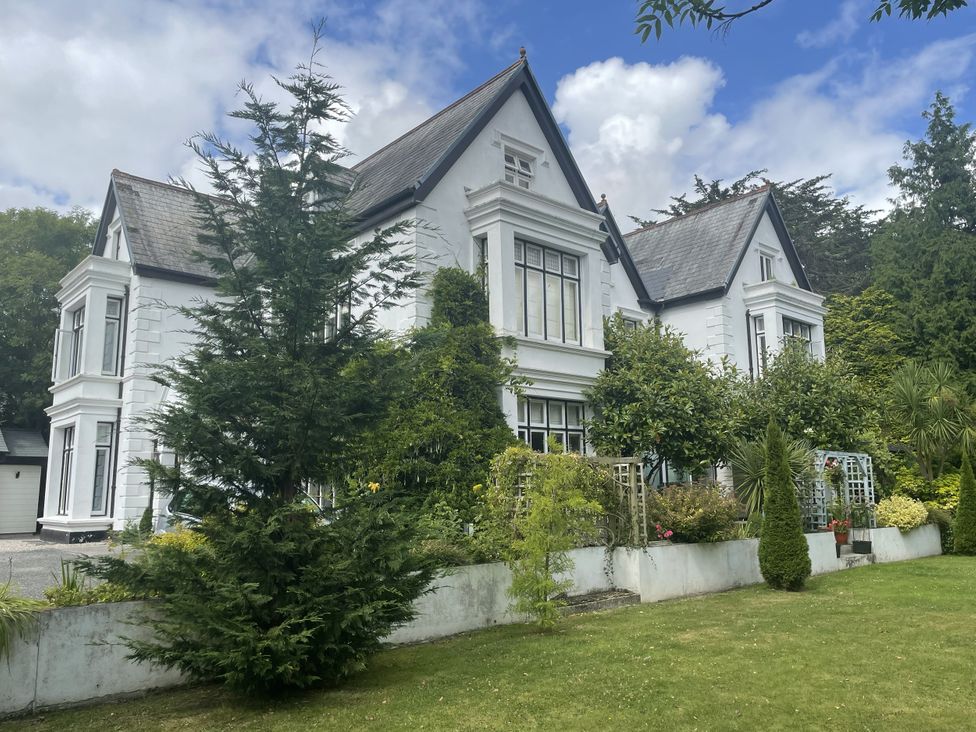 A house with a garden and trees at Butlers Loft in Par