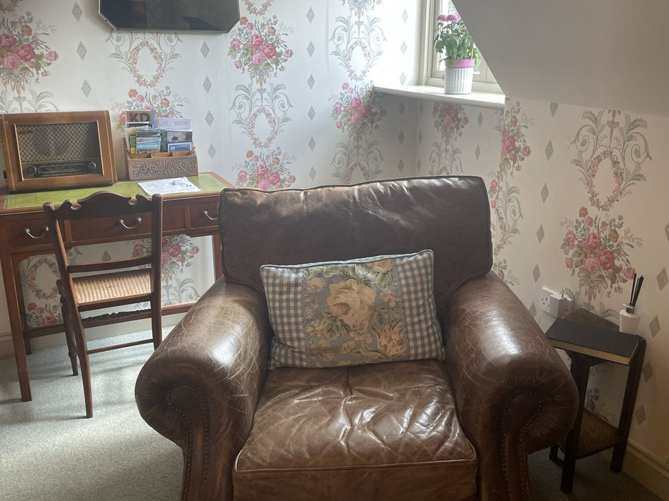 A living room with an armchair and desk at Butlers Loft in Par