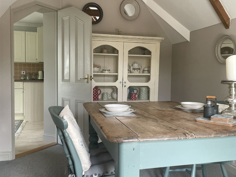 A dining room with a table and chairs at Butlers Loft in Par