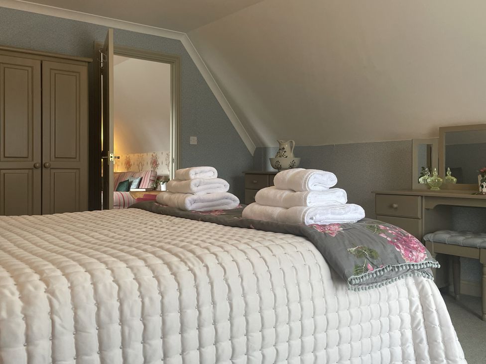 A bedroom with towels on the bed at Butlers Loft in Par