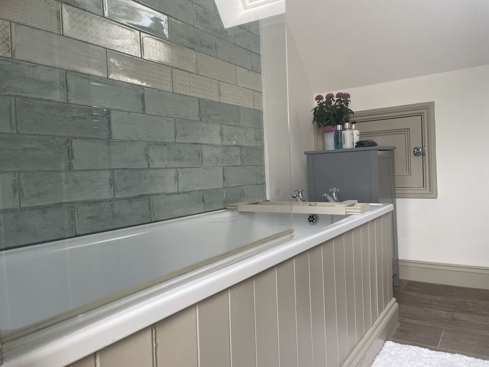 A bathroom with a bathtub and sink at Butlers Loft, Par