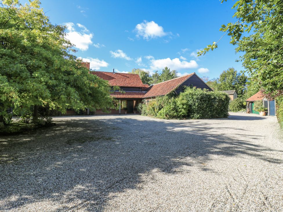 An outdoor area with a house and gravel driveway at Headland Barn in Maldon