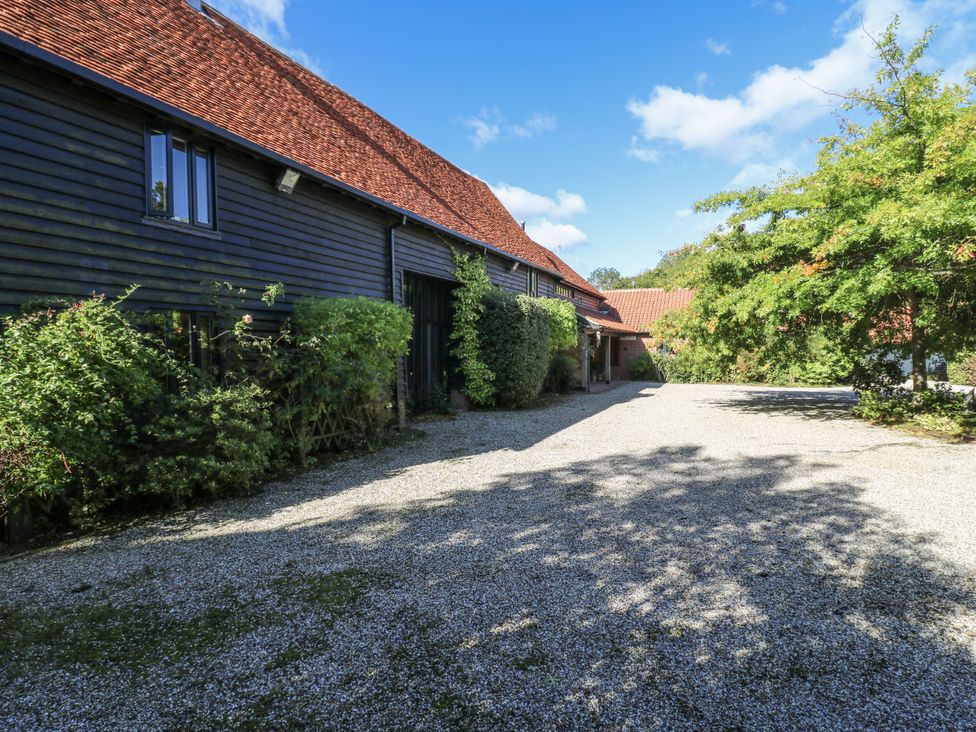 An outdoor area with a barn and gravel at Headland Barn in Maldon