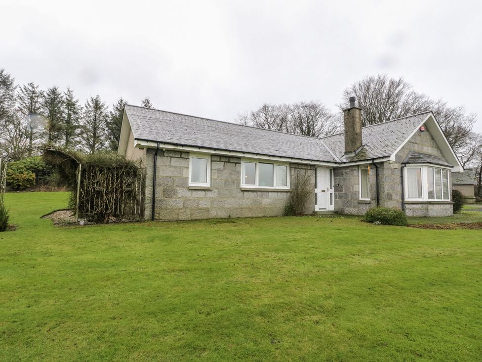 A house with a garden at Carnmhor in Aberdeen