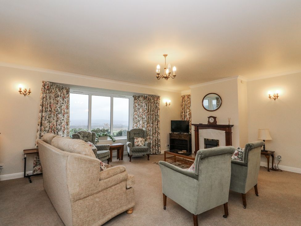 A living room with sofa and armchairs at Carnmhor in Aberdeen