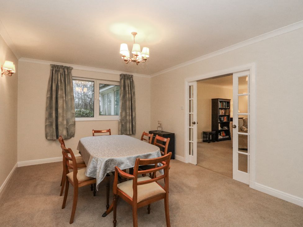 A dining room with a table and chairs at Carnmhor in Aberdeen