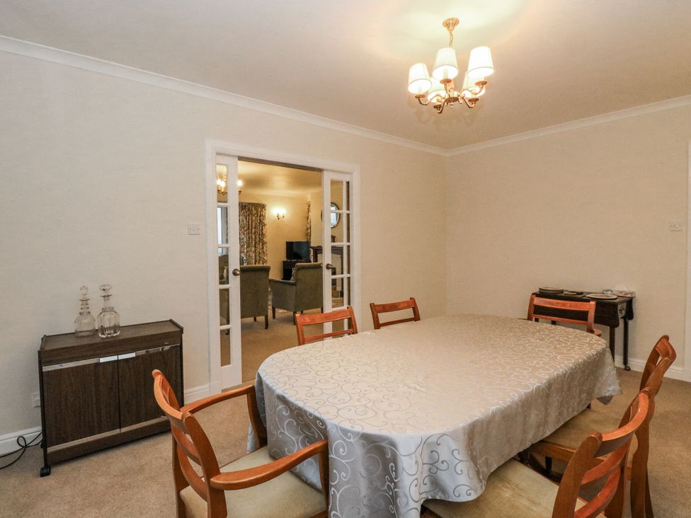 A dining room with a table and chairs at Carnmhor in Aberdeen