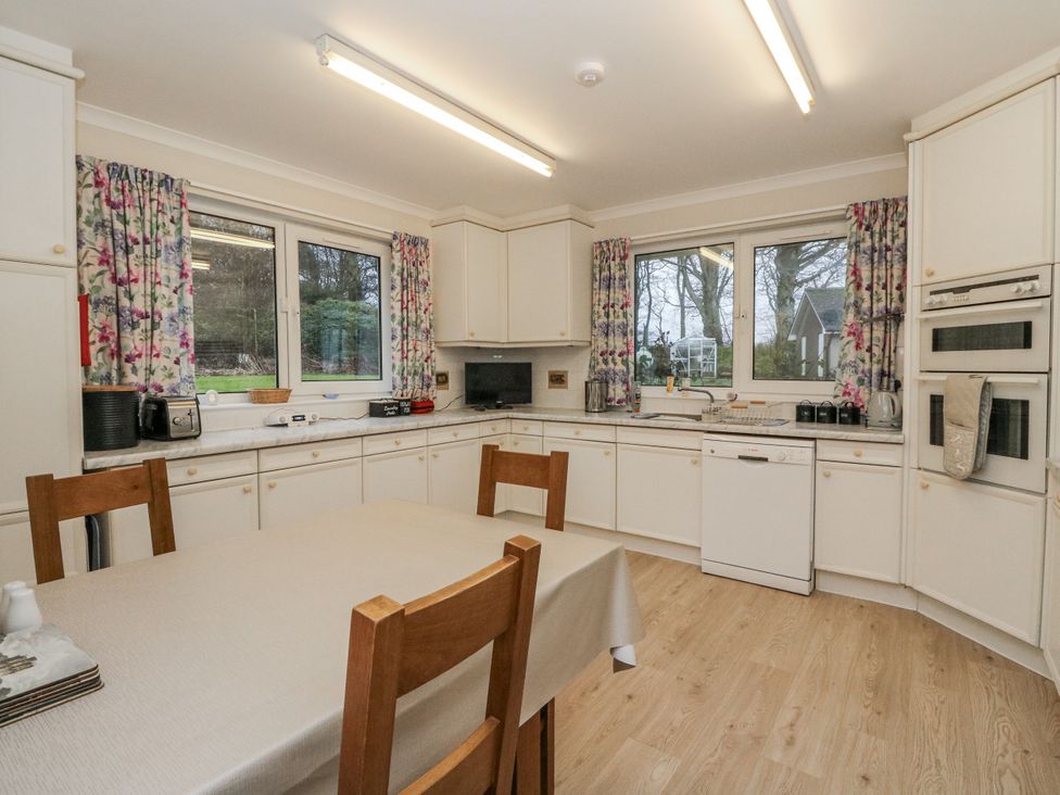 A kitchen with table and chairs at Carnmhor in Aberdeen