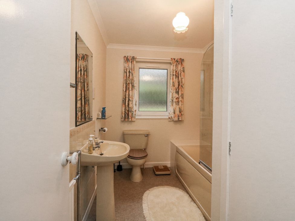 A bathroom with sink, toilet, and bathtub at Carnmhor in Aberdeen