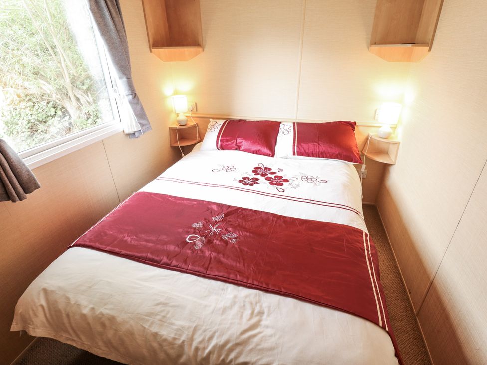 A bedroom with a bed and bedside lamps at 31 Castle View in Lincoln