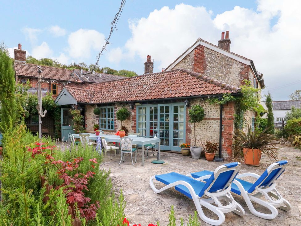 An outdoor dining area with table and chairs at Piddle Inn in Piddletrenthide