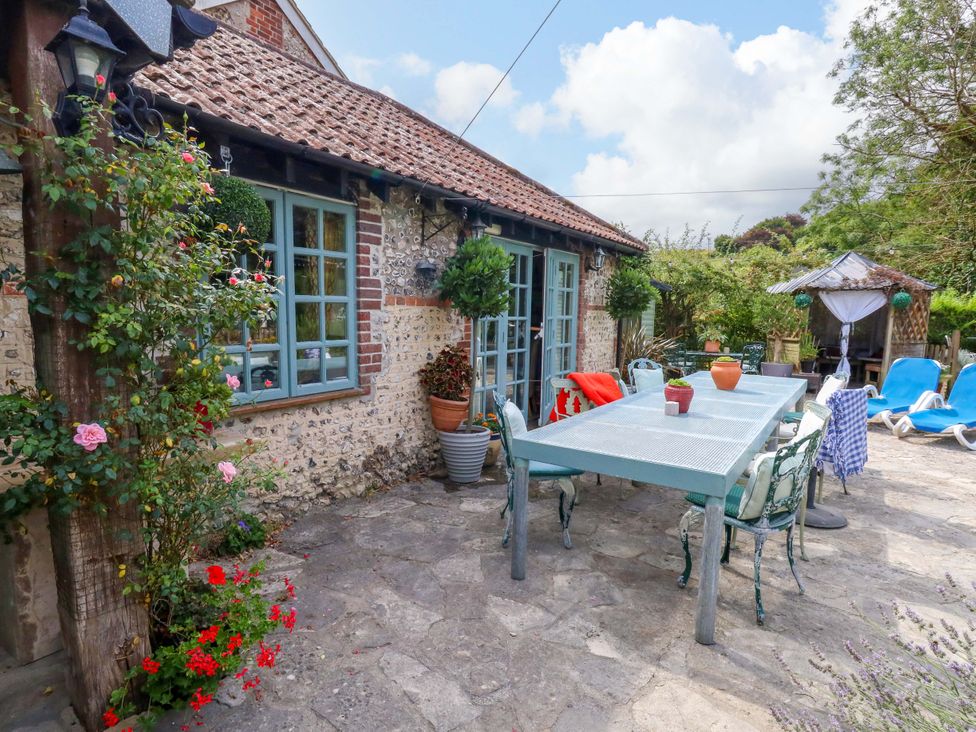 An outdoor patio with a table and chairs at Piddle Inn Piddletrenthide
