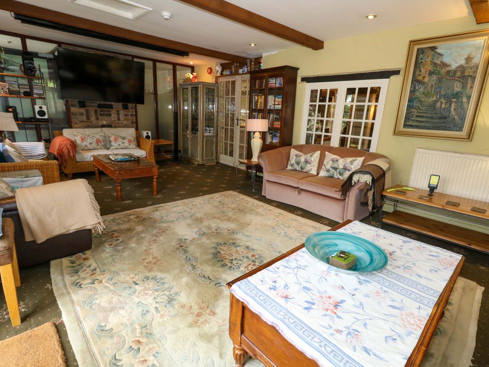 A living room with furniture and decorations at Piddle Inn in Piddletrenthide
