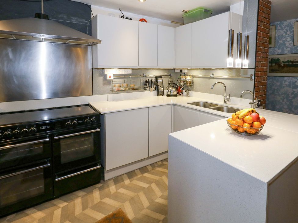A kitchen with a stove, sink, and a fruit bowl at Piddle Inn in Piddletrenthide