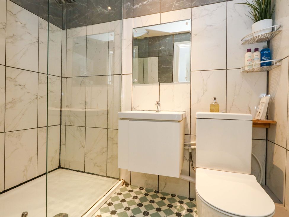 A bathroom with a shower, toilet, and sink at Piddle Inn Piddletrenthide
