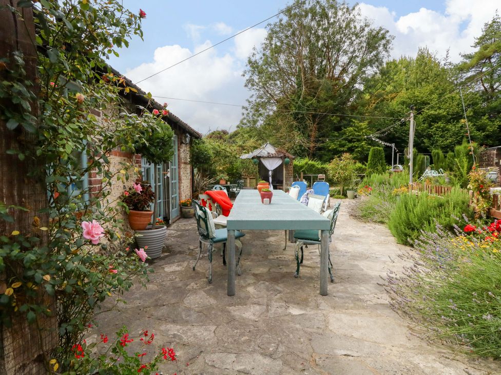 A garden with a table and chairs at Piddle Inn in Piddletrenthide
