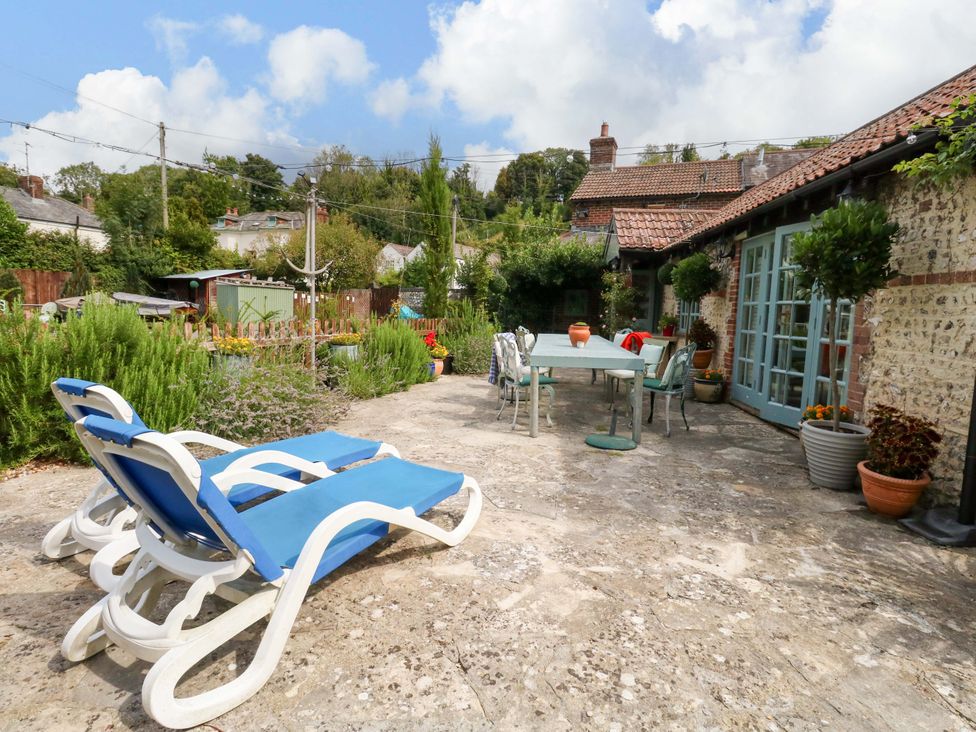 A garden with deck chairs and a table at Piddle Inn in Piddletrenthide