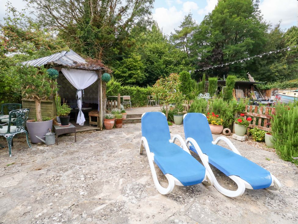 A garden with sun loungers and a shed at Piddle Inn in Piddletrenthide