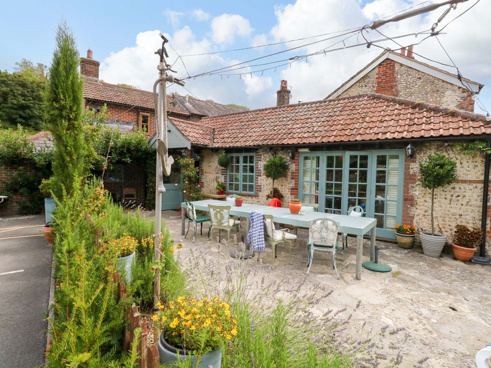 An outdoor area with a table and chairs at Piddle Inn in Piddletrenthide