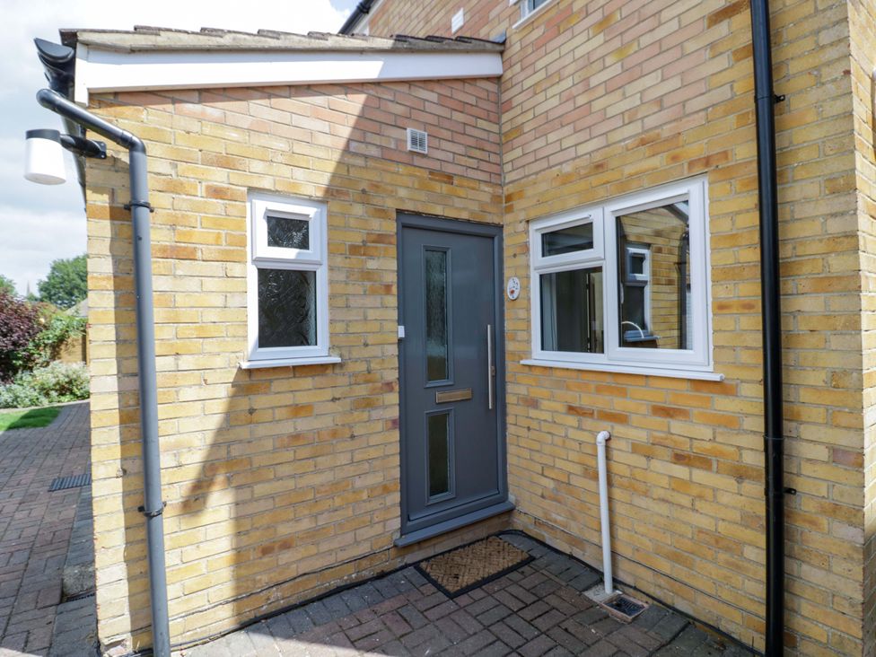 An entrance area with a door and windows at 22 Old Chapel Close Kidlington