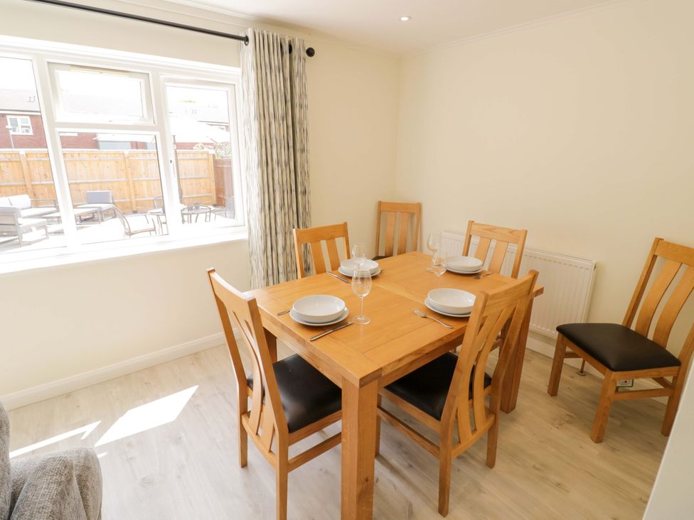 A dining room with a wooden table and chairs at 22 Old Chapel Close in Kidlington