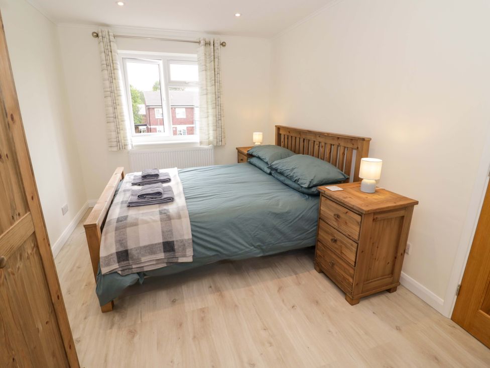 A bedroom with a bed and bedside tables at 22 Old Chapel Close in Kidlington