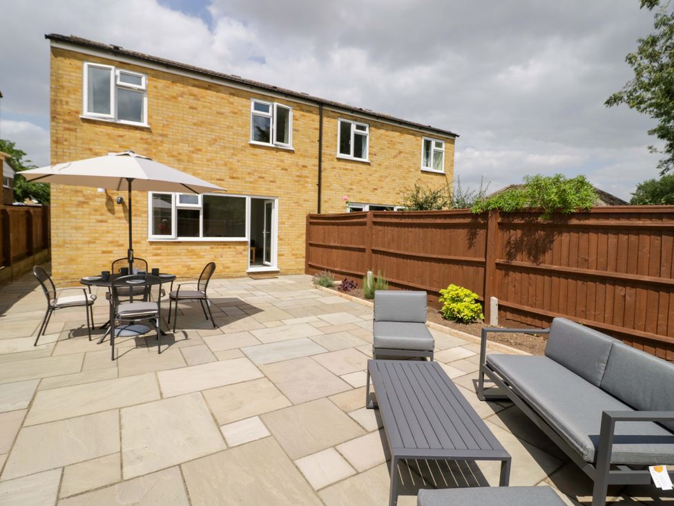 A garden with patio furniture at 22 Old Chapel Close in Kidlington