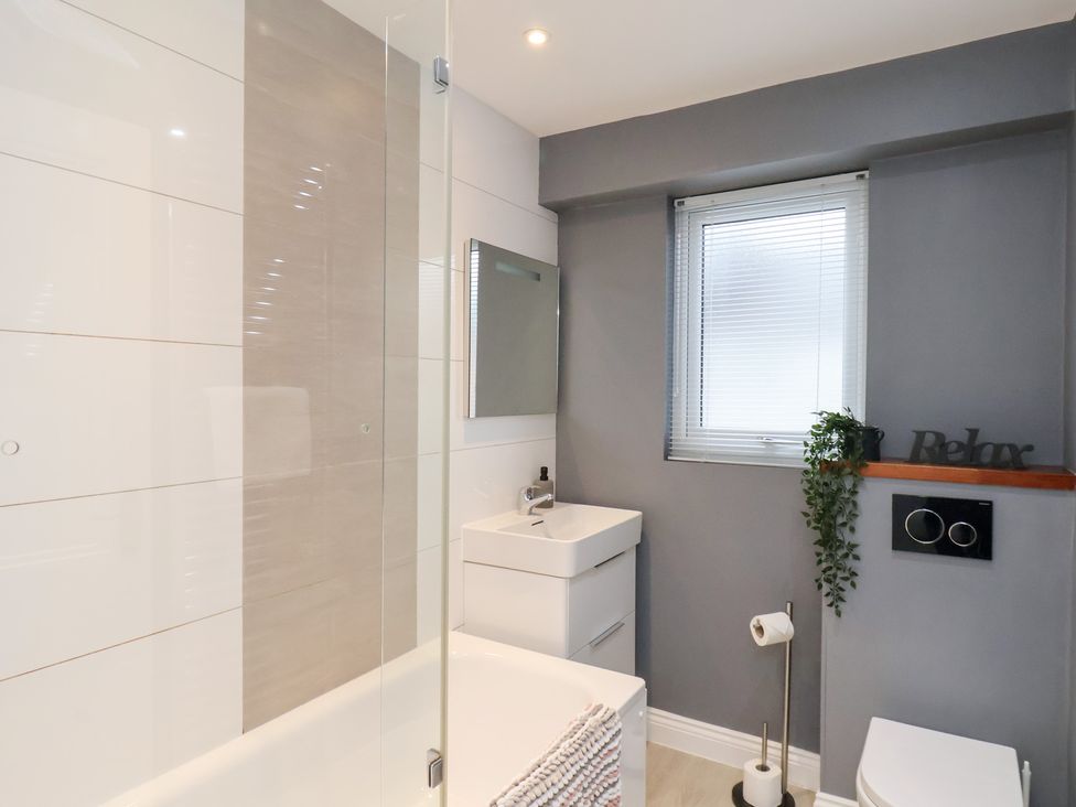 A bathroom with a bathtub and sink at Postman’s Lodge in Great Ayton